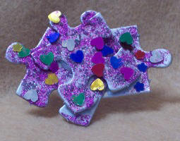 easy kids craft - instructions to make a pin from recycled puzzle pieces